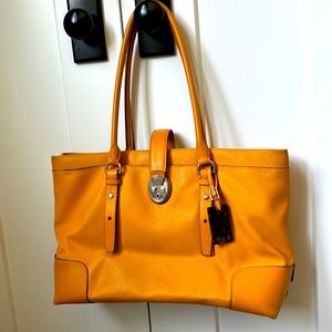 Tumi tote, travel bag. Perfect for everyday and travel. Very good condition.